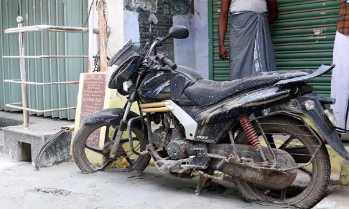 வேலூரில் இரவோடு இரவாக.... தெருவில் நிறுத்தி இருந்த டூவிலருடன் சேர்த்து போடப்பட்ட சிமெண்ட் சாலை...!