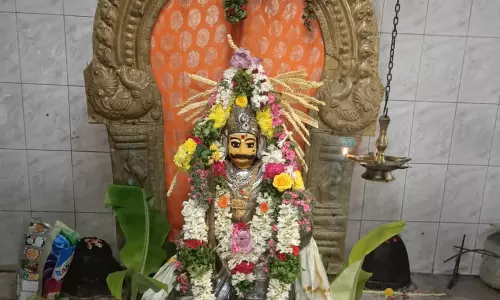 அமாவாசையையொட்டி  வெண்ணந்தூர் 5 முனியப்பன் கோவிலில் சிறப்பு பூஜை