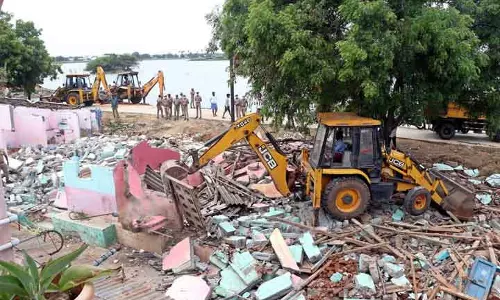 குறிச்சி குளக்கரையில் ஆக்கிரமிப்பு வீடுகள் அகற்றம்