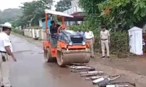 மோட்டார் சைக்கிள்களின் சைலன்சர்கள் அழிப்பு; போலீசார் நடவடிக்கை மோட்டார் சைக்கிள்களின் சைலன்சர்கள் அழிப்பு; போலீசார் நடவடிக்கை