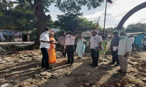 உழவர் சந்தை கட்டும் பணியை சப்-கலெக்டர் ஆய்வு