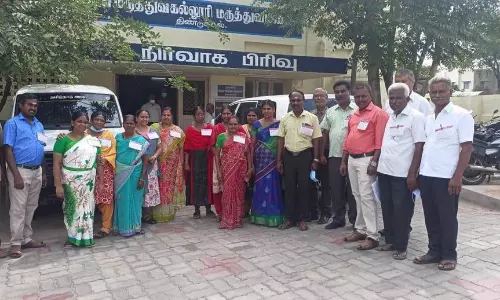 கோரிக்கை அட்டை அணிந்து பணியாற்றிய மருத்துவத்துறை ஊழியர்கள் கோரிக்கை அட்டை அணிந்து பணியாற்றிய மருத்துவத்துறை ஊழியர்கள்