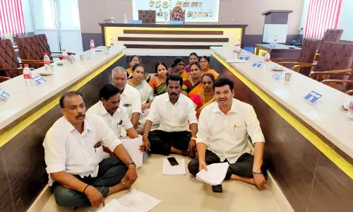 அ.தி.மு.க. கவுன்சிலர்கள் திடீர் தர்ணா