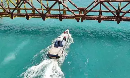 கடலோர போலீசார் தீவிர ரோந்து