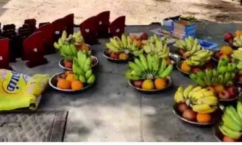 ஆசிரியர்களை பாராட்டி சீர் எடுத்து வந்து அசத்திய பொதுமக்கள்