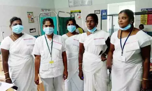 கோரிக்கை அட்டை அணிந்து பணிபுரிந்த அரசு மருத்துவம்-பொது சுகாதாரத்துறை கூட்டமைப்பினர்