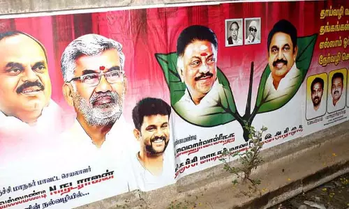 ஓ.பன்னீர்செல்வம், எடப்பாடி பழனிசாமி படத்துடன் ஒட்டப்பட்டுள்ள சுவரொட்டிகள்