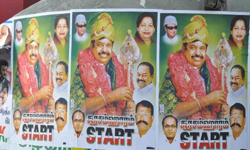 எடப்பாடி பழனிசாமி கையில் வேலுடன் ஒட்டப்பட்ட போஸ்டர்களால் பரபரப்பு