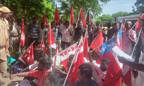 பாய்லர் ஆலை பள்ளியை முற்றுகையிட்டு போராட்டம் பாய்லர் ஆலை பள்ளியை முற்றுகையிட்டு போராட்டம்