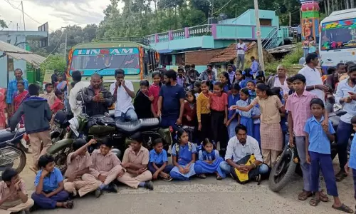 சாலையை சீரமைக்க கோரி கிராம மக்கள் மறியல் சாலையை சீரமைக்க கோரி கிராம மக்கள் மறியல்