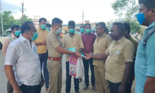 ஆட்டோ டிரைவர்களுக்கு முககவசம்; துணை போலீஸ் கமிஷனர் வழங்கினார்