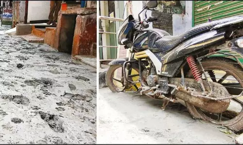 தெருவில் நிறுத்தியிருந்த மோட்டார் சைக்கிளை அகற்றாமல் சாலை அமைத்த அவலம்