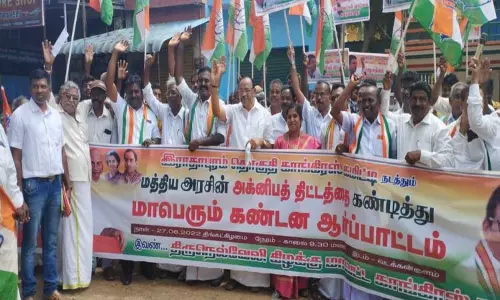 வடக்கன்குளத்தில் காங்கிரஸ் கட்சியினர் ஆர்ப்பாட்டம்