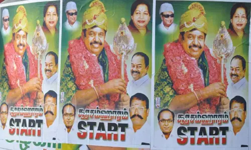 கையில் வேலுடன் இபிஎஸ் - சூரசம்ஹாரம் ஸ்டார்ட் என்ற வாசகத்துடன் ஒட்டப்பட்ட போஸ்டர்களால் பரபரப்பு கையில் வேலுடன் இபிஎஸ் - சூரசம்ஹாரம் ஸ்டார்ட் என்ற வாசகத்துடன் ஒட்டப்பட்ட போஸ்டர்களால் பரபரப்பு