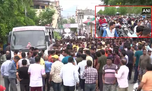 ராஜஸ்தானில் கொடூர கொலையான தையல்காரரின் இறுதி ஊர்வலத்தில் திரண்ட மக்கள் ராஜஸ்தானில் கொடூர கொலையான தையல்காரரின் இறுதி ஊர்வலத்தில் திரண்ட மக்கள்