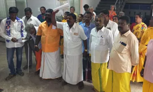 திண்டுக்கல் மாநகராட்சி அலுவலகத்தை முற்றுகையிட்ட தூய்மை பணியாளர்கள் திண்டுக்கல் மாநகராட்சி அலுவலகத்தை முற்றுகையிட்ட தூய்மை பணியாளர்கள்