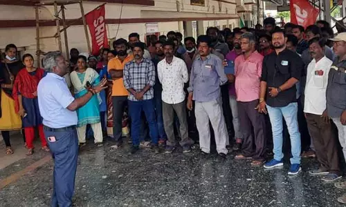 ரெயில்வே ஊழியர்கள் ஆர்ப்பாட்டம்