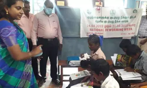 நரிக்குறவ மாணவர்களை அரசு பள்ளியில் சேர்த்த வருவாய் கோட்டாட்சியர்