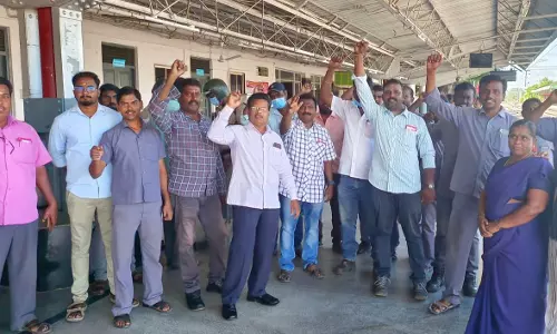 ரெயில்வே தொழிலாளர்கள் ஆர்ப்பாட்டம் ரெயில்வே தொழிலாளர்கள் ஆர்ப்பாட்டம்