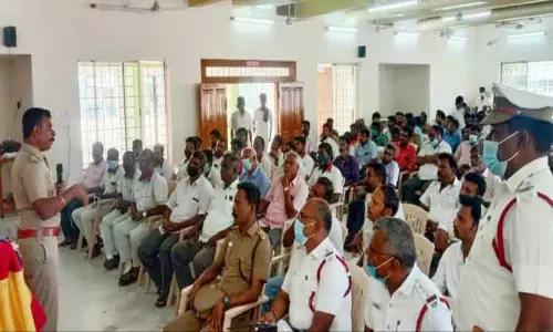 போக்குவரத்துக்கு இடையூறாக வாகனங்களை நிறுத்தக்கூடாது