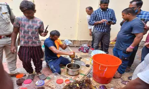 போலீஸ் கமிஷனர் அலுவலகத்தில் களைகட்டிய தேன் விற்பனை