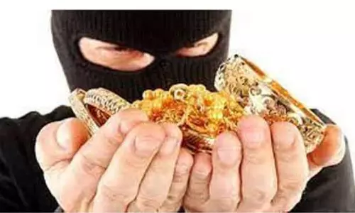 தொழிலாளி வீட்டில் 12 பவுன் நகை-பணம் திருட்டு