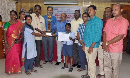 புதுவையில் தூய்மை பள்ளிகளுக்கு விருது புதுவையில் தூய்மை பள்ளிகளுக்கு விருது