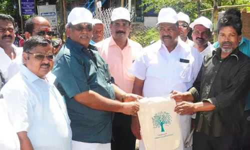 துணிப்பை கொடுத்து விழிப்புணர்வு துணிப்பை கொடுத்து விழிப்புணர்வு
