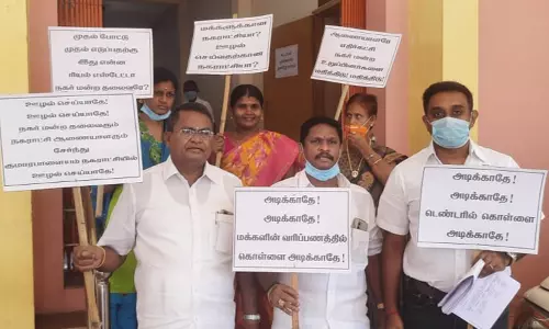 குமாரபாளையம் நகராட்சி கூட்டத்தில்  அ.தி.மு.க., தி.மு.க. கவுன்சிலர்கள் வெளிநடப்பால் பரபரப்பு