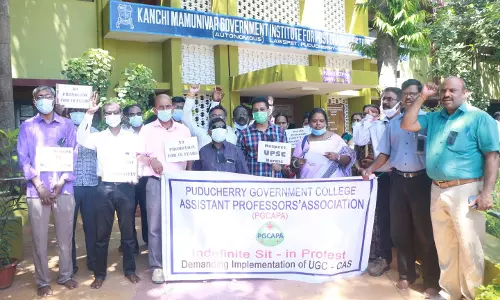 அரசு கல்லூரி உதவி பேராசிரியர்கள் உள்ளிருப்பு போராட்டம் அரசு கல்லூரி உதவி பேராசிரியர்கள் உள்ளிருப்பு போராட்டம்