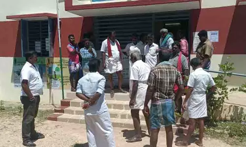 மார்க்கெட் ஏலம் எடுப்பது தொடர்பாக இருதரப்பினர் இடையே வாக்குவாதம்-மறுதேதி குறிப்பிடப்படாமல் ஒத்திவைப்பு மார்க்கெட் ஏலம் எடுப்பது தொடர்பாக இருதரப்பினர் இடையே வாக்குவாதம்-மறுதேதி குறிப்பிடப்படாமல் ஒத்திவைப்பு