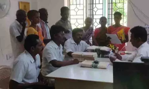 சேதமடைந்த வீடுகளை இடித்து விட்டு புதிய வீடுகள் கட்டித்தரக்கோரி மனு சேதமடைந்த வீடுகளை இடித்து விட்டு புதிய வீடுகள் கட்டித்தரக்கோரி மனு