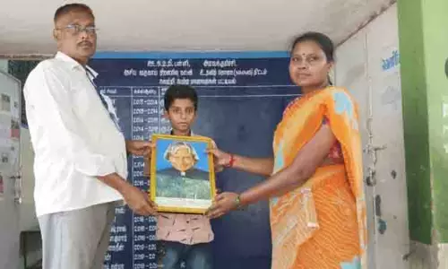 அரசு பள்ளிக்கு தனது சேமிப்பு பணத்தில் வாங்கிய அப்துல் கலாம் படத்தை வழங்கிய மாணவர்