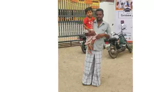 வகுப்பறையை விட்டுவெளியே வந்த எல்.கே.ஜி. மாணவி காயம்: தனியார் பள்ளியை முற்றுகையிட்டு உறவினர்கள் போராட்டம் வகுப்பறையை விட்டுவெளியே வந்த எல்.கே.ஜி. மாணவி காயம்: தனியார் பள்ளியை முற்றுகையிட்டு உறவினர்கள் போராட்டம்