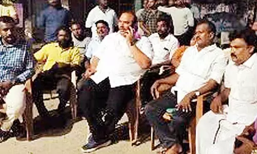 மாநகராட்சி அதிகாரிகளை கண்டித்து நள்ளிரவில் தி.மு.க. எம்.எல்.ஏ. தர்ணா