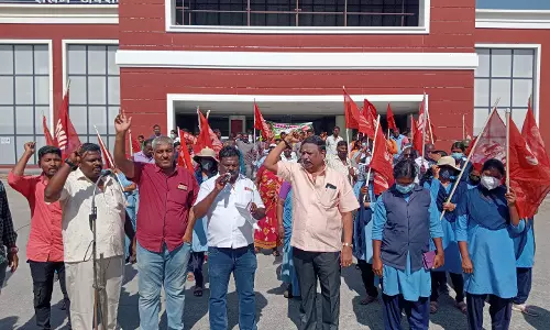 சேலத்தில், ரெயில்வே ஊழியர்கள் ஆர்ப்பாட்டம் சேலத்தில், ரெயில்வே ஊழியர்கள் ஆர்ப்பாட்டம்