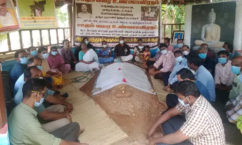 அரசு டாக்டர்களுக்கான சட்ட போராட்டக்குழுவினர் உண்ணாவிரதம் அரசு டாக்டர்களுக்கான சட்ட போராட்டக்குழுவினர் உண்ணாவிரதம்