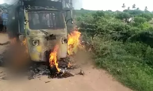 ஆட்டோ மீது உயர் மின் அழுத்த கம்பி விழுந்து தீ விபத்து; பயணிகள் 8 பேர் உடல் கருகி பலி ஆட்டோ மீது உயர் மின் அழுத்த கம்பி விழுந்து தீ விபத்து; பயணிகள் 8 பேர் உடல் கருகி பலி
