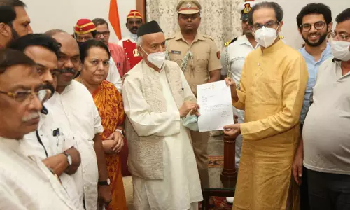 உத்தவ் ராஜினாமா: நம்பிக்கை வாக்கெடுப்பு நடத்த தேவையில்லை - மராட்டிய கவர்னர் உத்தரவு உத்தவ் ராஜினாமா: நம்பிக்கை வாக்கெடுப்பு நடத்த தேவையில்லை - மராட்டிய கவர்னர் உத்தரவு
