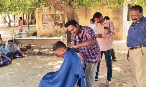 கும்மிடிப்பூண்டி அருகே அரசு பள்ளியில் மாணவர்களுக்கு முடி திருத்தம் கும்மிடிப்பூண்டி அருகே அரசு பள்ளியில் மாணவர்களுக்கு முடி திருத்தம்