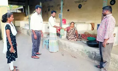 நீடாமங்கலம் உழவர் சந்தையில் தோட்டக்கலை உதவி இயக்குனர் ஆய்வு நீடாமங்கலம் உழவர் சந்தையில் தோட்டக்கலை உதவி இயக்குனர் ஆய்வு