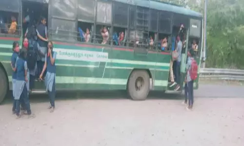 நெகமம் அருகே பஸ் படிக்கட்டில் தொங்கியபடி ஆபத்தாக பயணம் செய்யும் மாணவர்கள்- கூடுதல் பஸ்கள் இயக்க கோரிக்கை