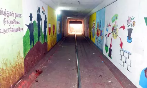 மது அருந்துவதால், சிகரெட் பிடிப்பதால் ஏற்படும் தீமைகள் குறித்து பொள்ளாச்சி பஸ் நிலைய சுரங்கப் பாதையில் விழிப்புணர்வு ஓவியங்கள்