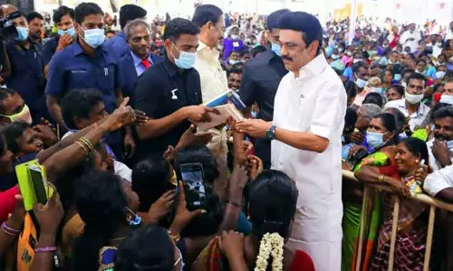 ஏரியை பார்வையிட்ட முதல்-அமைச்சர் மு.க.ஸ்டாலின் ஏரியை பார்வையிட்ட முதல்-அமைச்சர் மு.க.ஸ்டாலின்