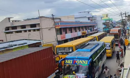 பள்ளிகொண்டா- குடியாத்தம் சாலையில் போக்குவரத்து நெரிசல் பள்ளிகொண்டா- குடியாத்தம் சாலையில் போக்குவரத்து நெரிசல்