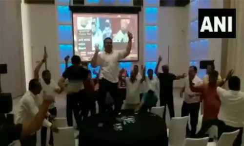 மராட்டிய முதல்-மந்திரி ஏக்னாத் ஷிண்டே: நடனமாடி மகிழ்ச்சியை வெளிப்படுத்திய ஆதரவு எம்.எல்.ஏக்கள்