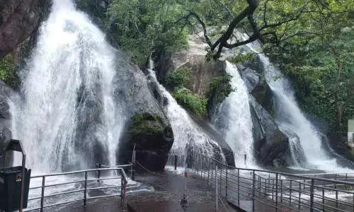 மேற்கு தொடர்ச்சி மலைப்பகுதியில் மழை: குற்றாலம் ஐந்தருவியில் திடீர் வெள்ளப்பெருக்கு சுற்றுலா பயணிகள் குளிக்க தடை மேற்கு தொடர்ச்சி மலைப்பகுதியில் மழை: குற்றாலம் ஐந்தருவியில் திடீர் வெள்ளப்பெருக்கு சுற்றுலா பயணிகள் குளிக்க தடை