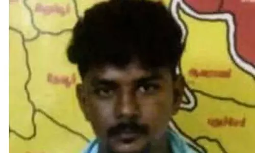 5 கடைகளில் திருடிய வழக்கில் 2 பேர் கைது 5 கடைகளில் திருடிய வழக்கில் 2 பேர் கைது