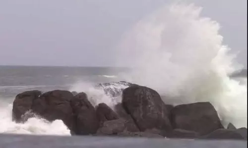 குளச்சலில் சூறைக்காற்றால் கடல் சீற்றம் குளச்சலில் சூறைக்காற்றால் கடல் சீற்றம்