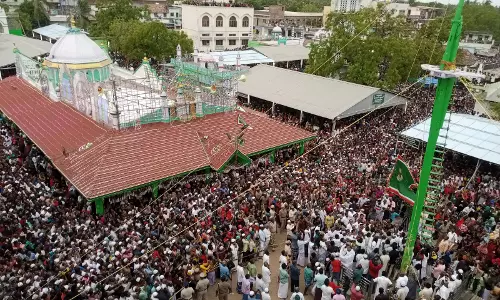 ஏர்வாடி தர்கா கொடியிறக்கம்